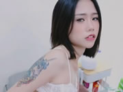 Rapariga asiática com os pés a serem pisoteados