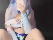 Linda garota tira selfie dedilhando sua buceta