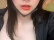Menina peituda asiática toca seus seios e se masturba em webcams